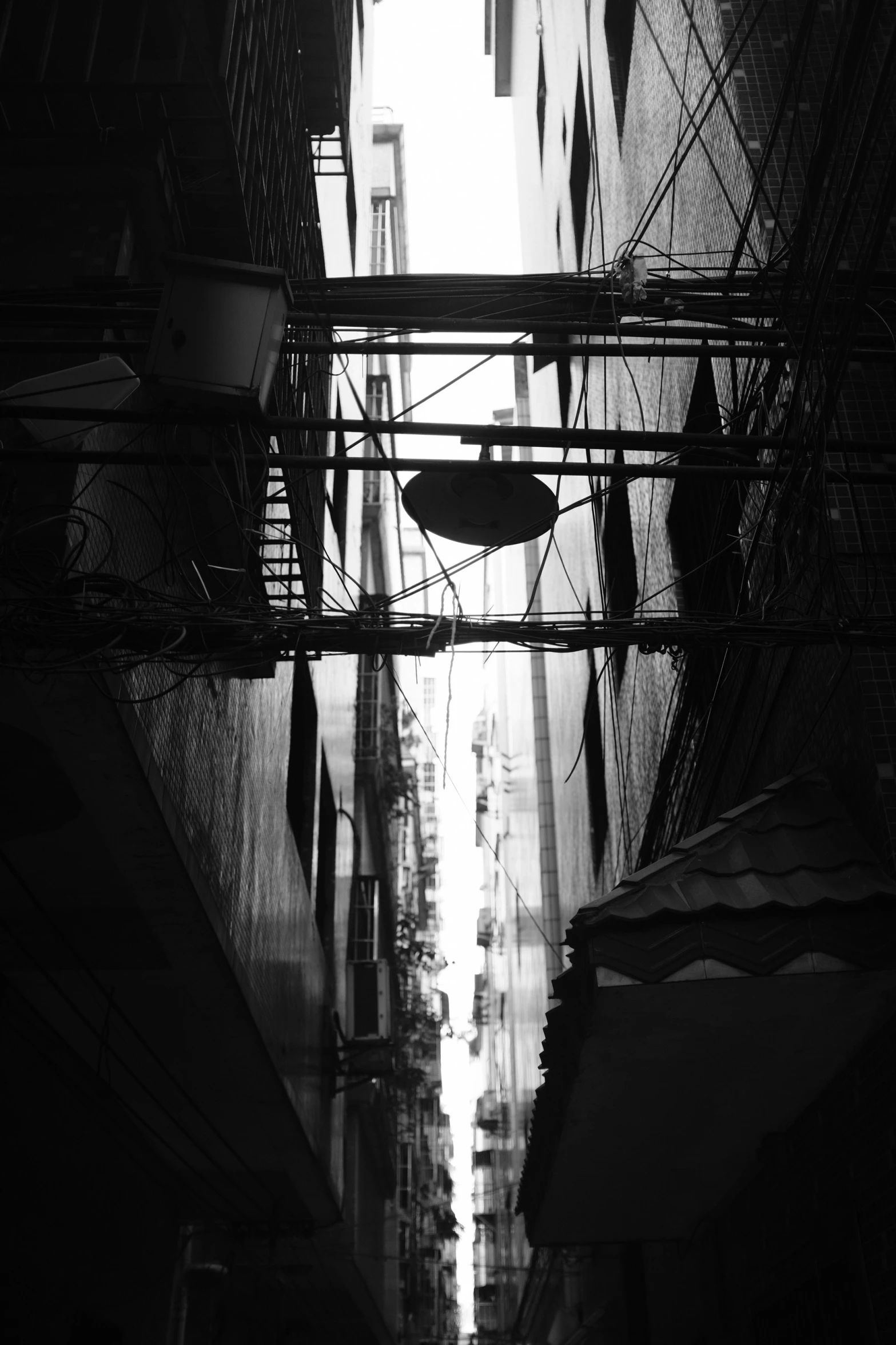 an alleyway with buildings and water is shown in black and white