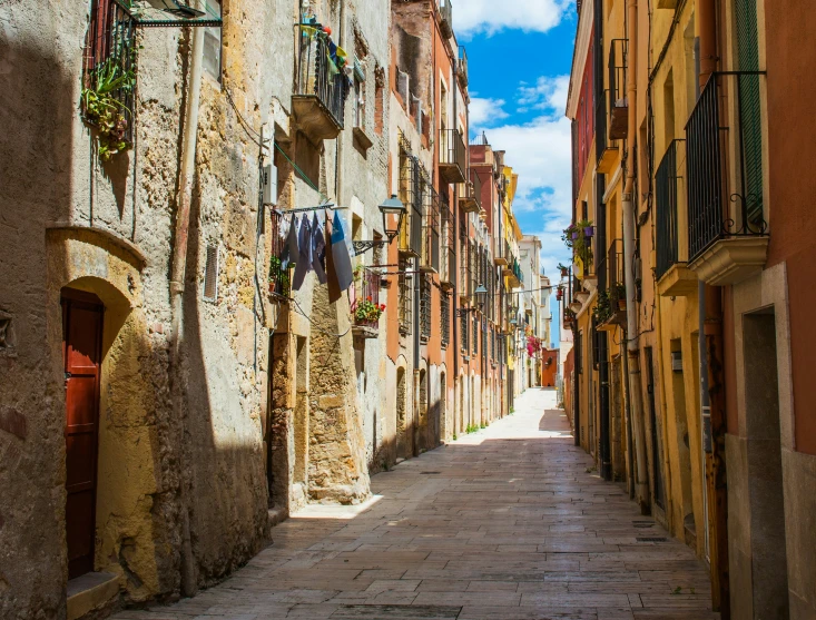 an alleyway in italy with many buildings