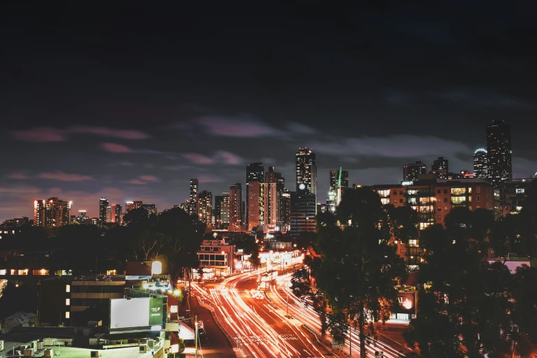 the night time city street lights are long and blurry