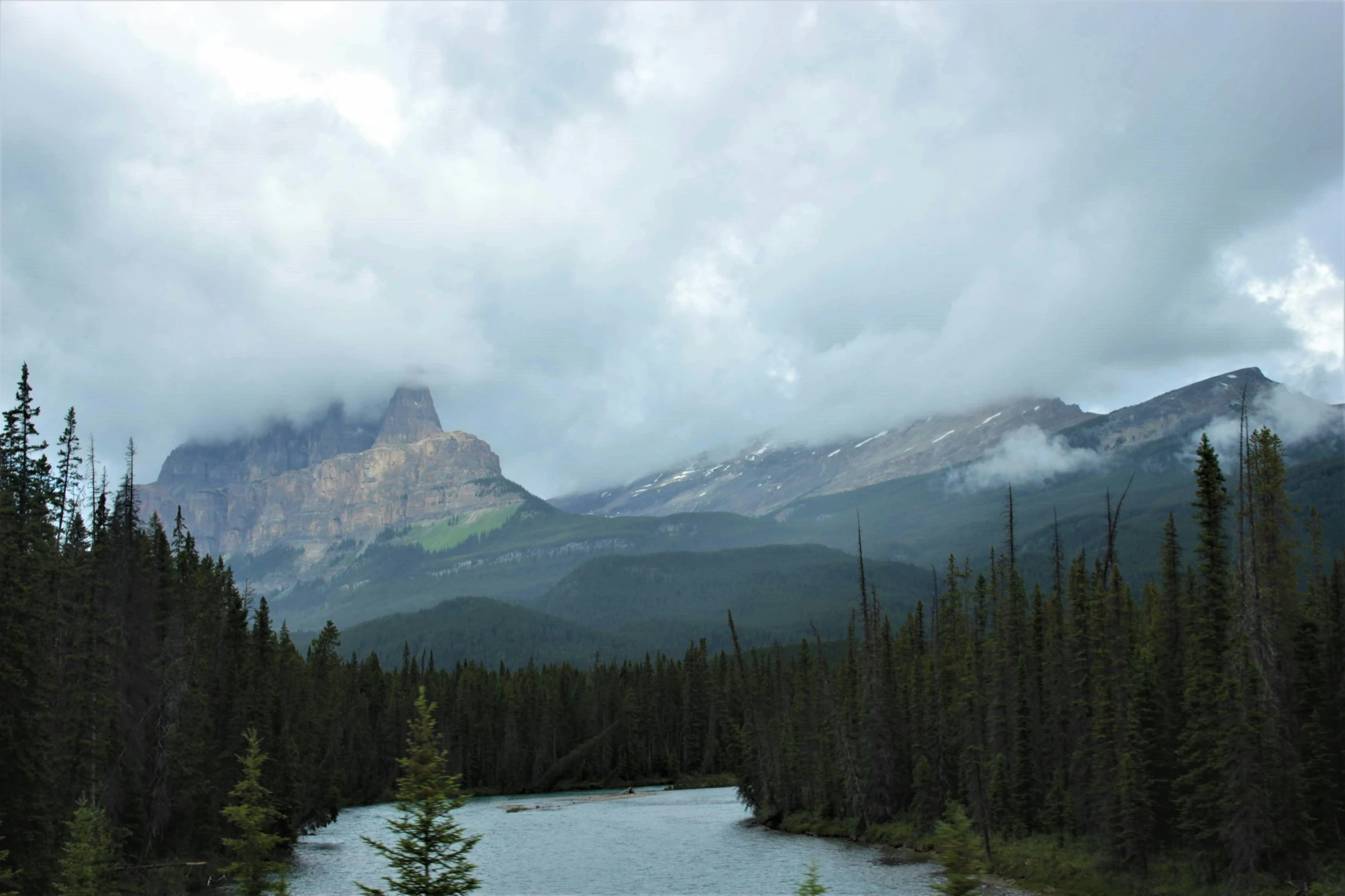 an image of the river in the mountains