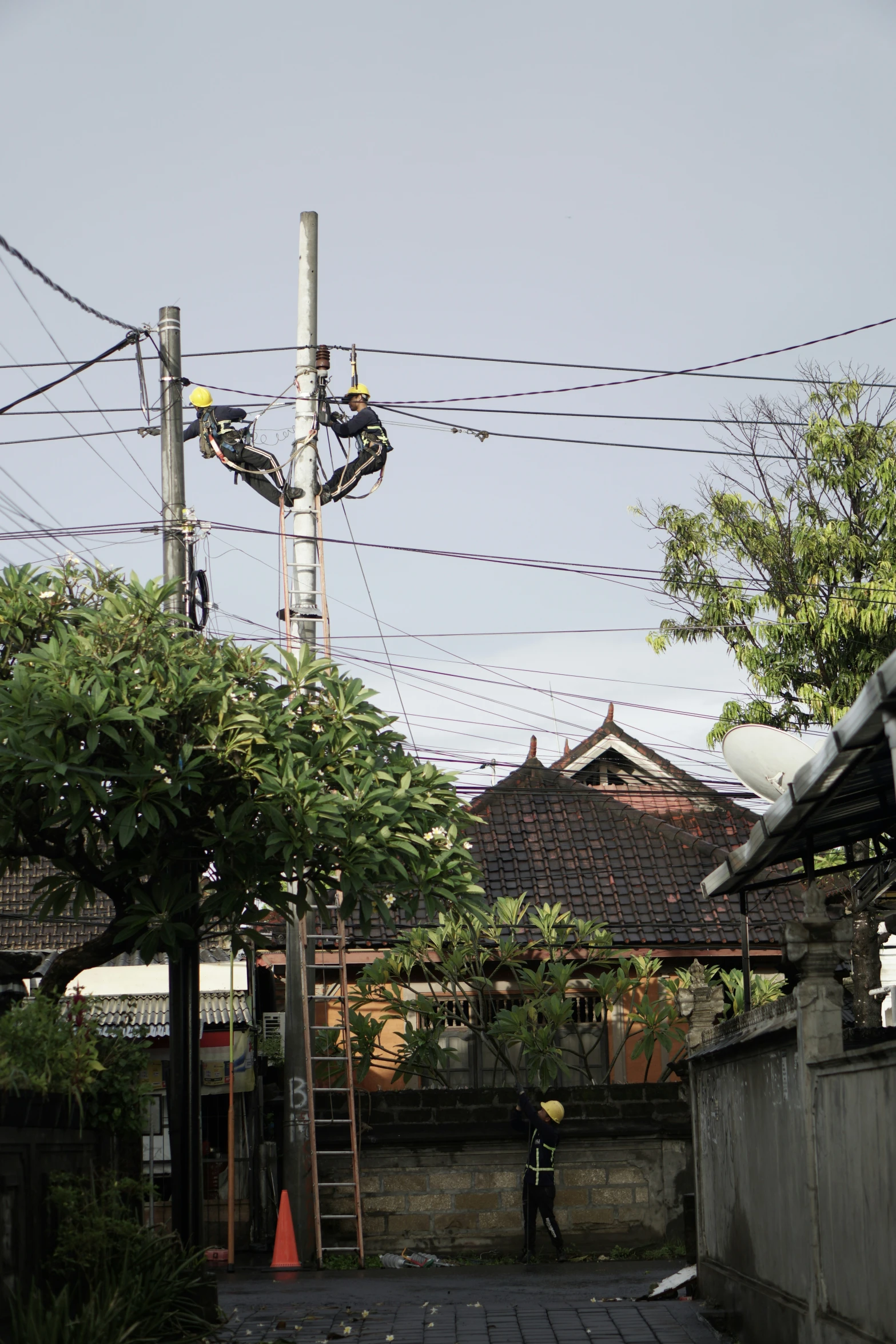 some kind of wires that are above a building