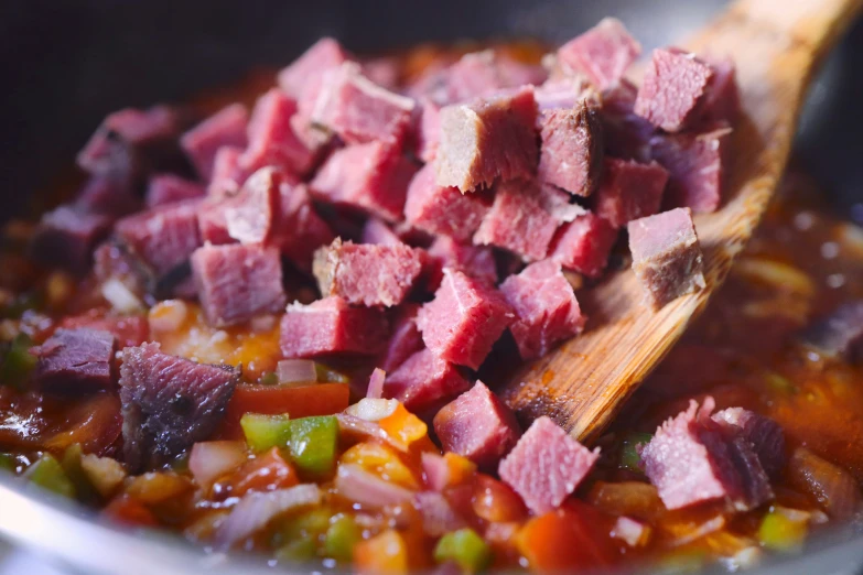 corned beef, carrots, and red onion are in the sauce