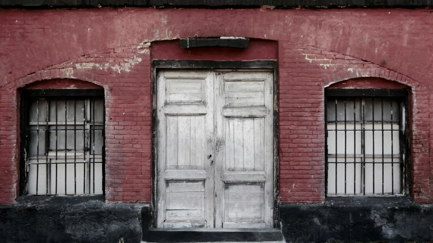 there is an old building that has two large doors