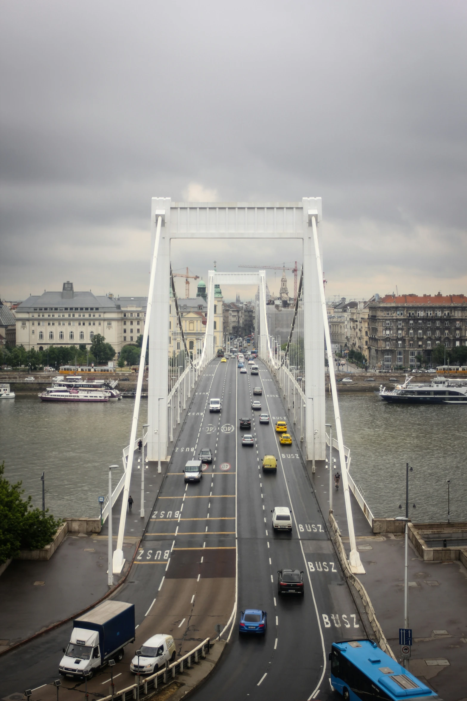 a bunch of cars driving on a large bridge