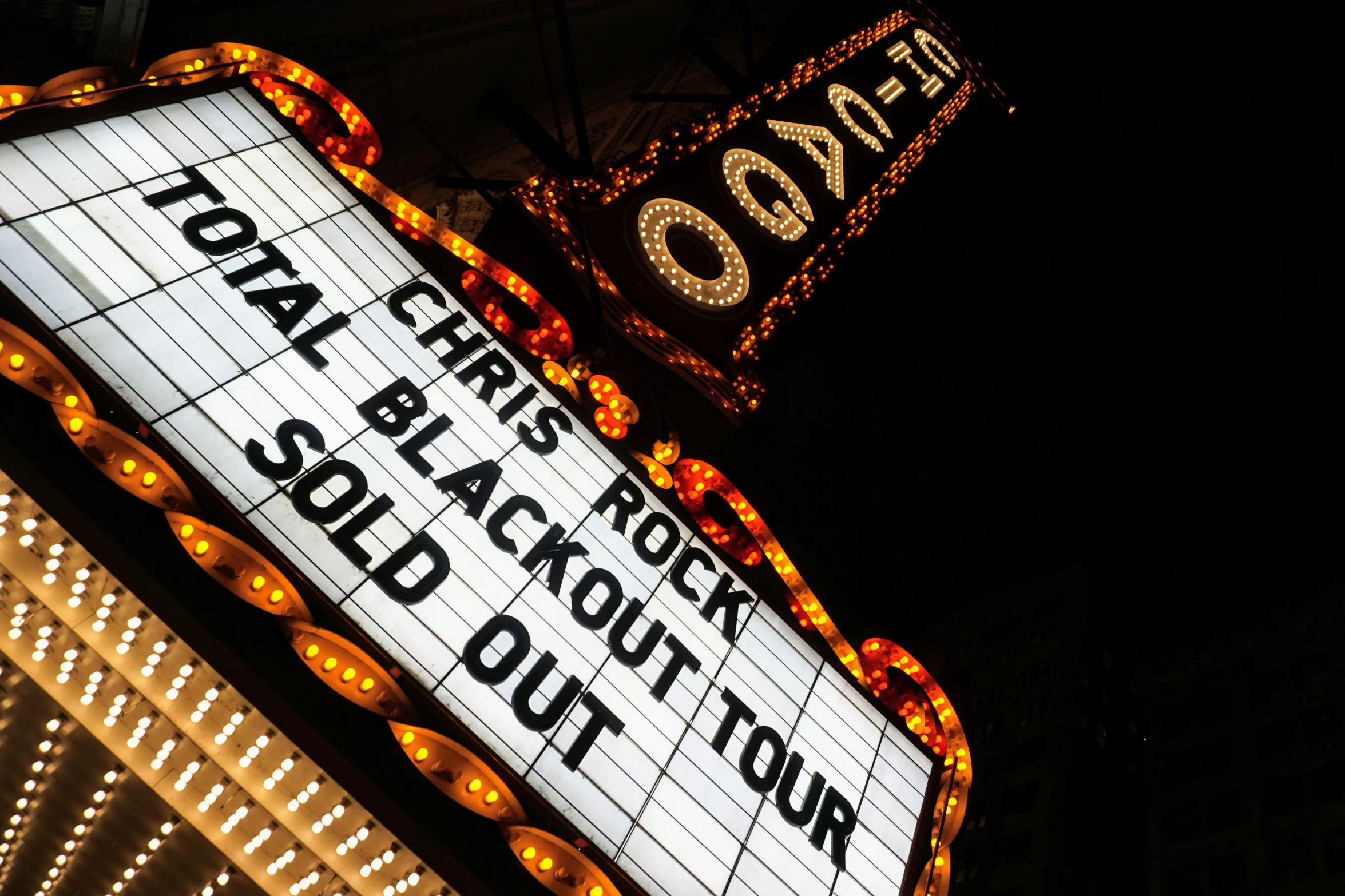 a sign in the dark that reads'total circle, the black out bus '