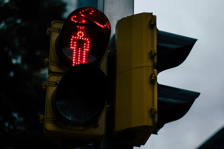 a stoplight with the word walk on it