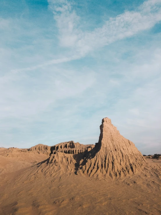 a sand hill that is made from a single layer of dirt