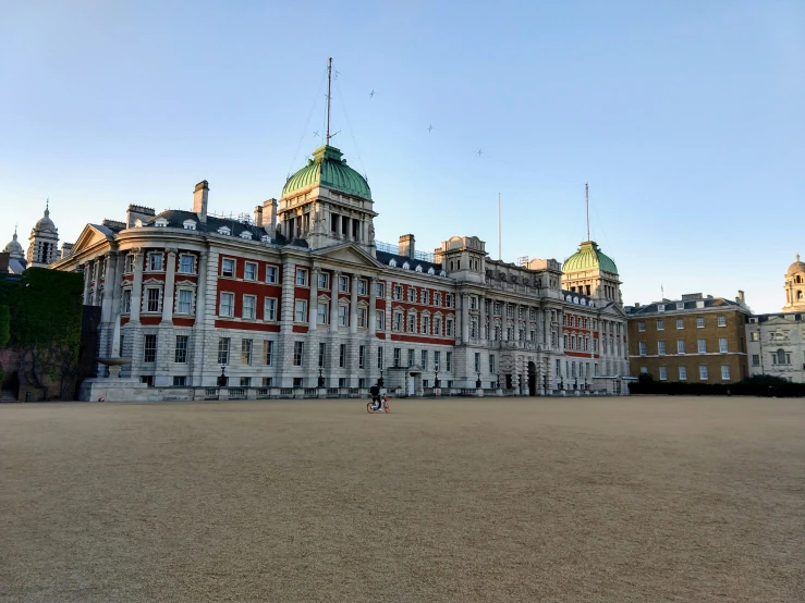 a large building is shown with lots of windows and the sky above