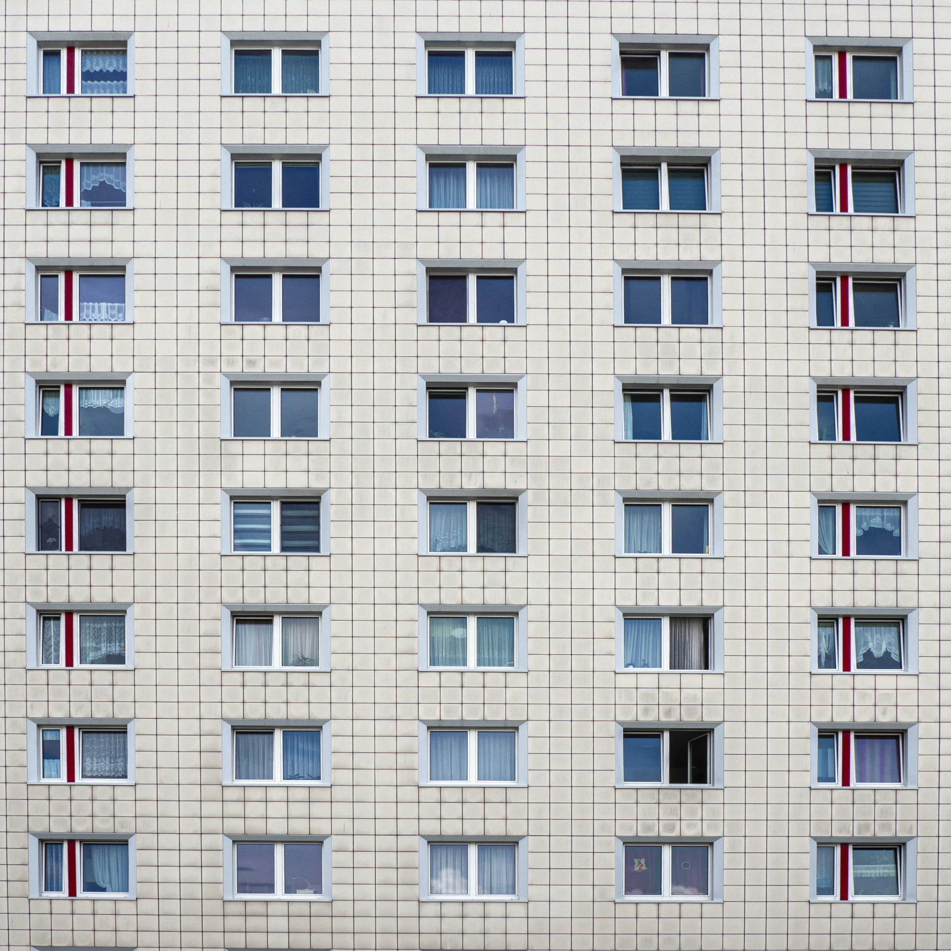 a building that has many windows and windows on it