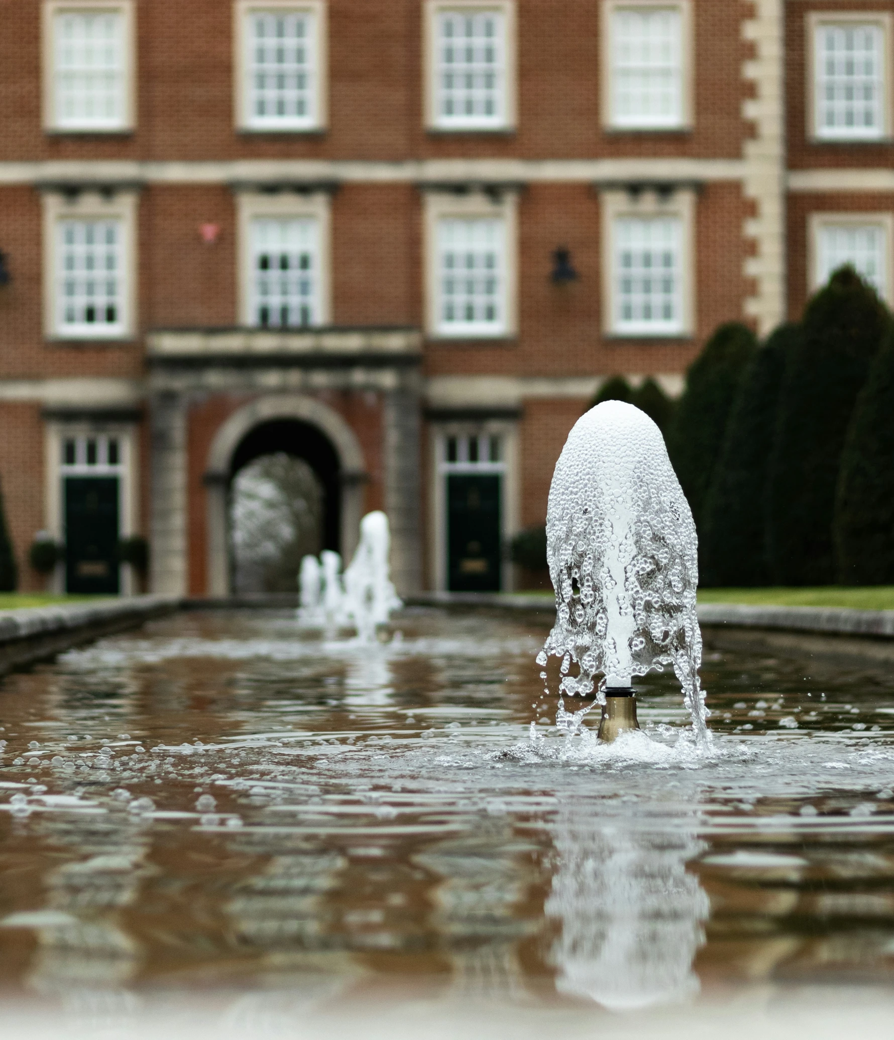 water is splashing up on the edge of a fountain