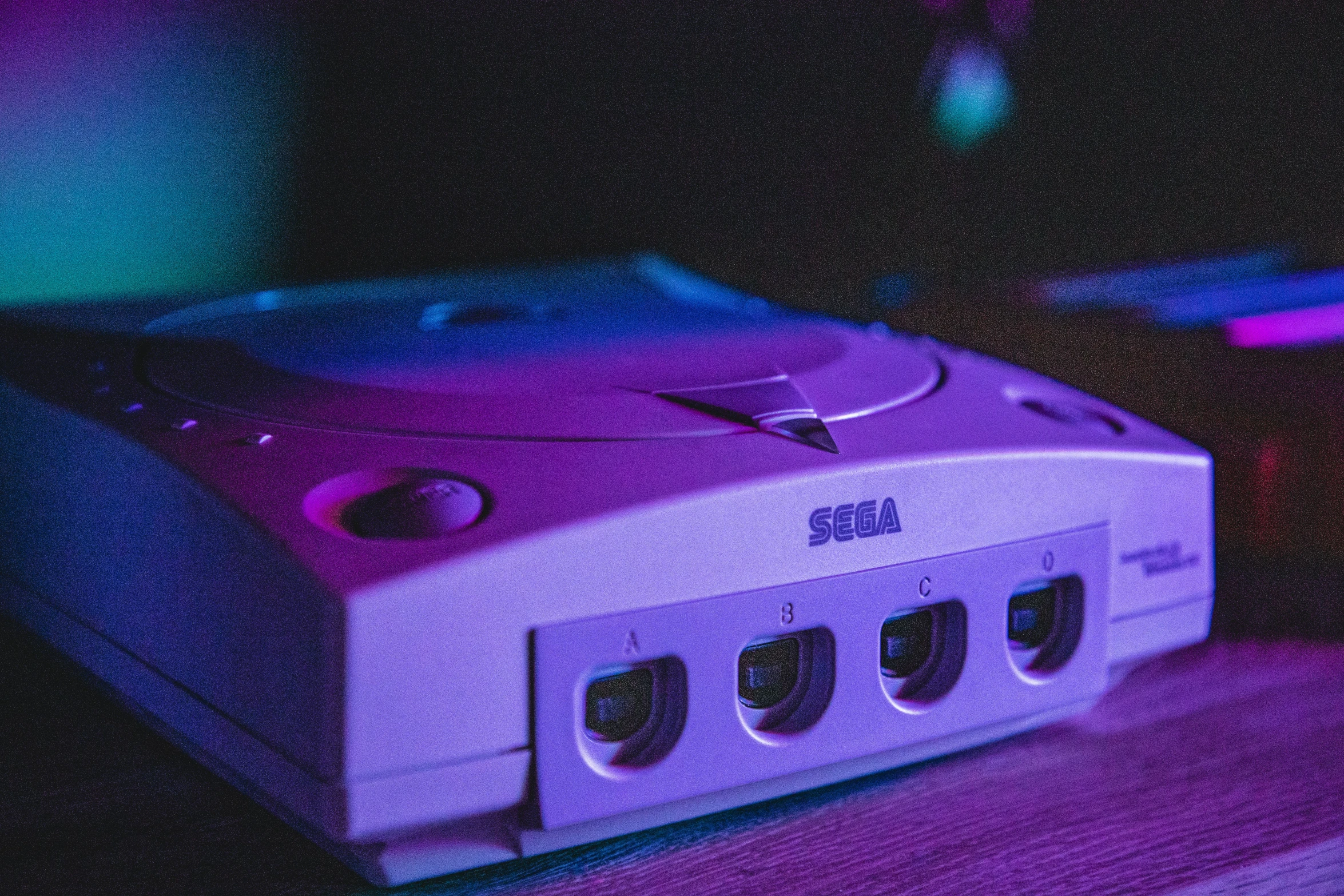 an empty nintendo wii gaming system on display