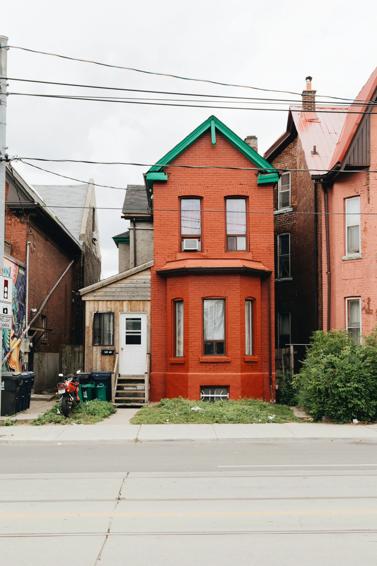 there are many houses along the street in the neighborhood