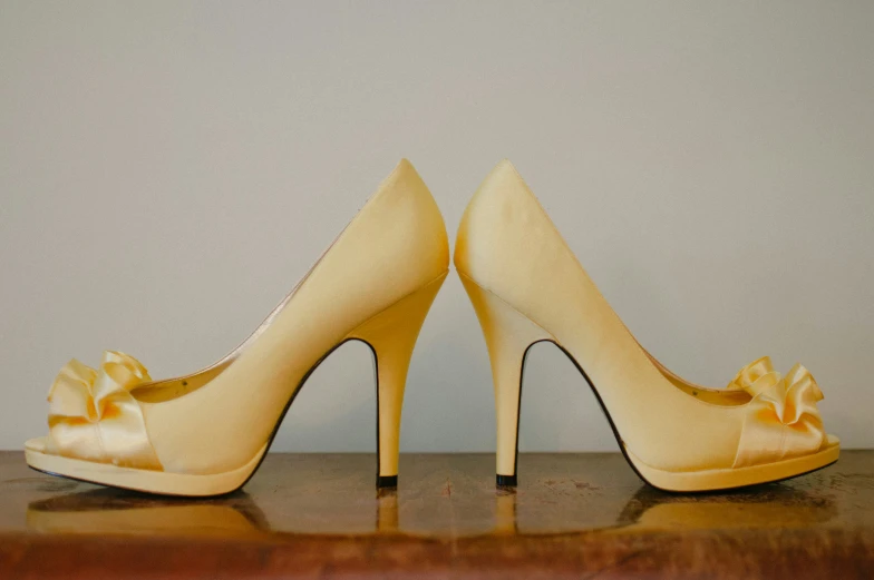 a pair of women's shoes with bows are shown