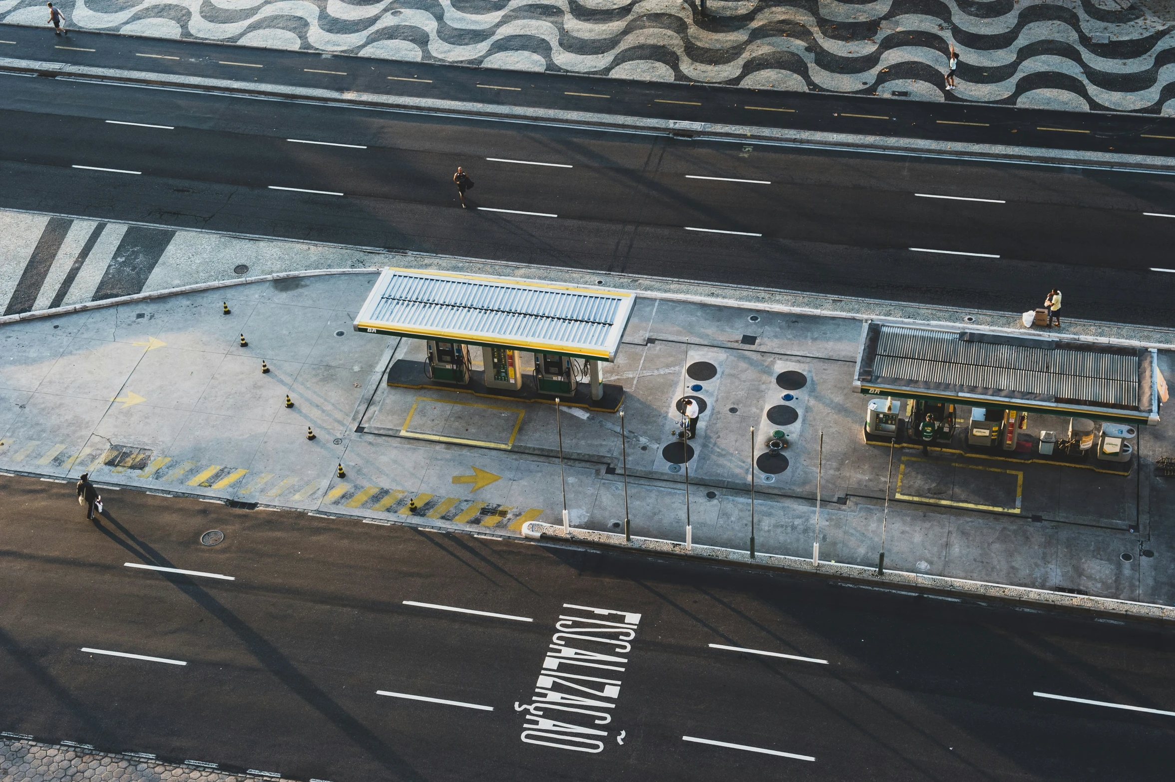 a bus stop sitting next to an empty road