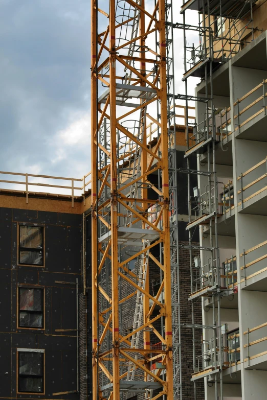 there is a large crane sitting on the outside of a building