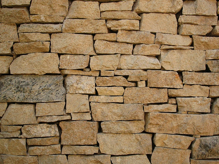 some rocks in the middle of a wall