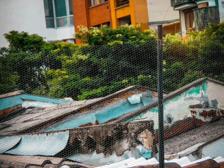 an abandoned pool sits outside in a city