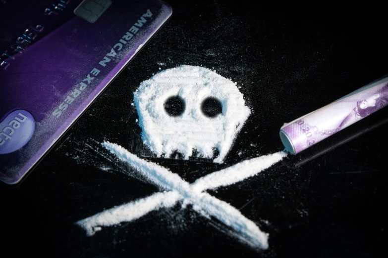 there is powder that has been used to make an image of a skull with a skull and bones on it