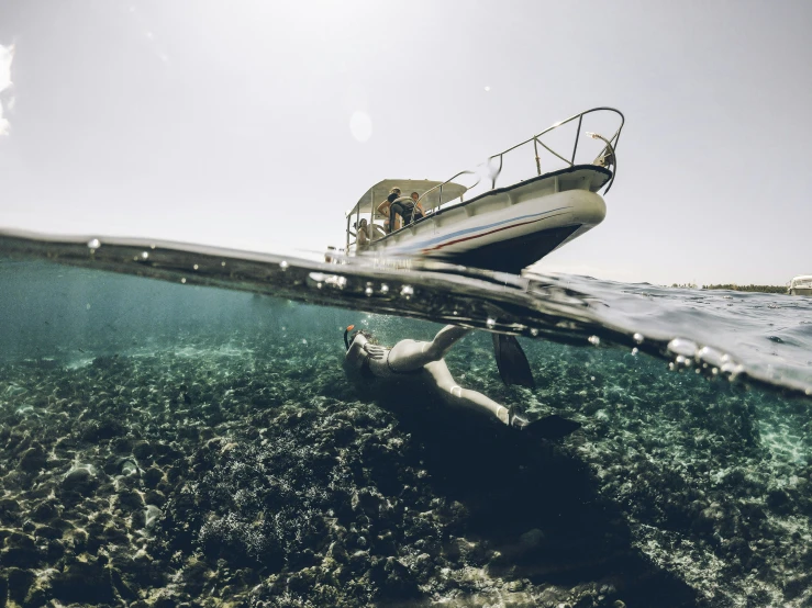 a boat is sitting in the ocean near an island