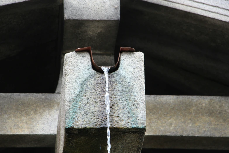 a very close up picture of a fountain spewing water