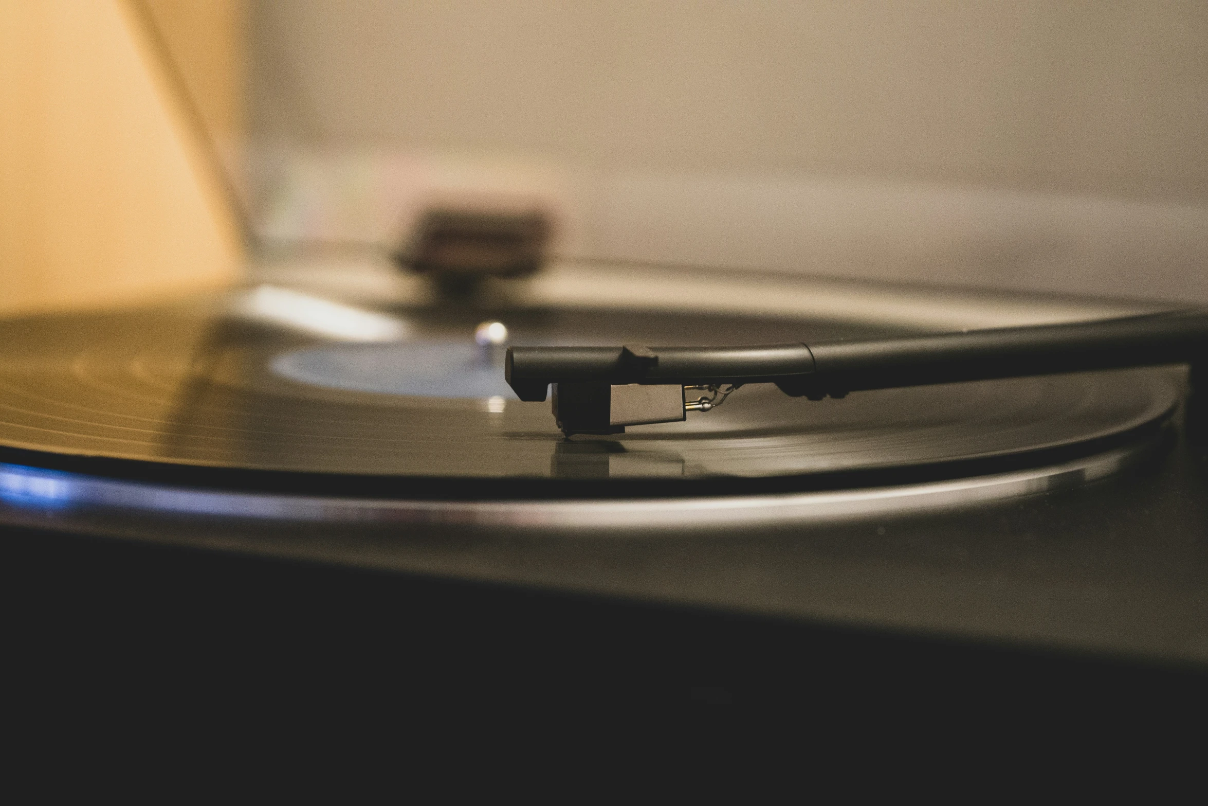 a close up of the top of a vinyl player