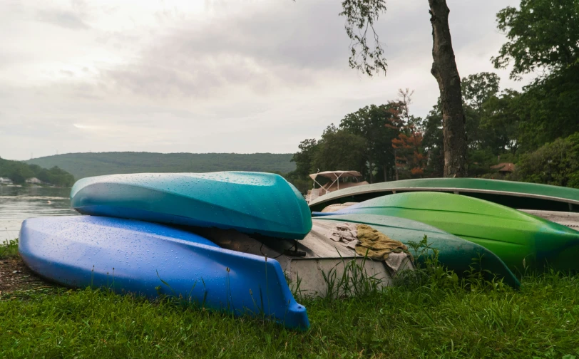 a group of three canoes are sitting on a shore