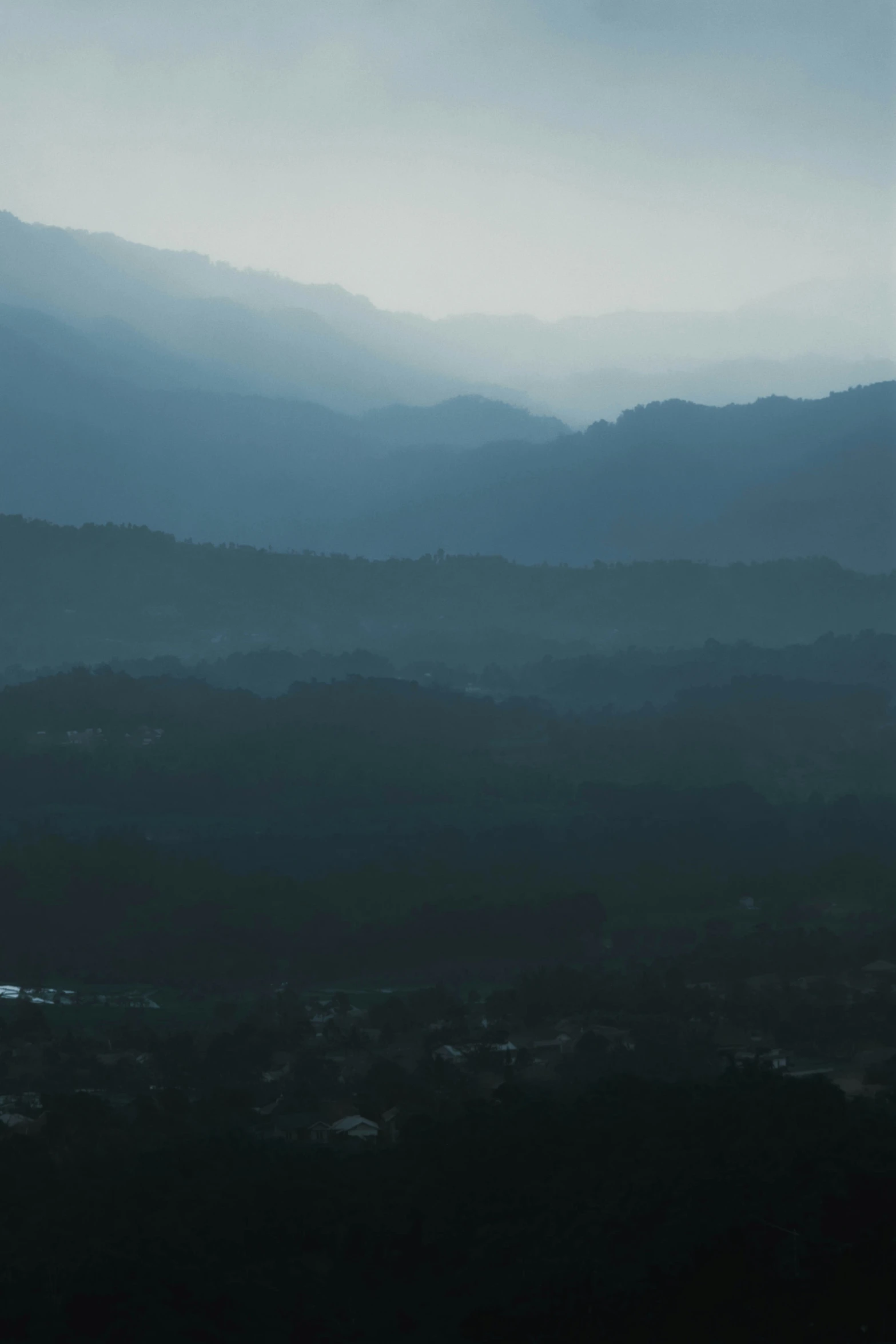 mountains and the sky on an overcast day