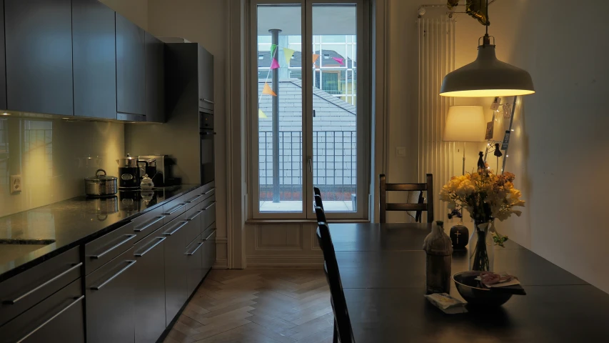 this kitchen has lots of cabinets and cabinets