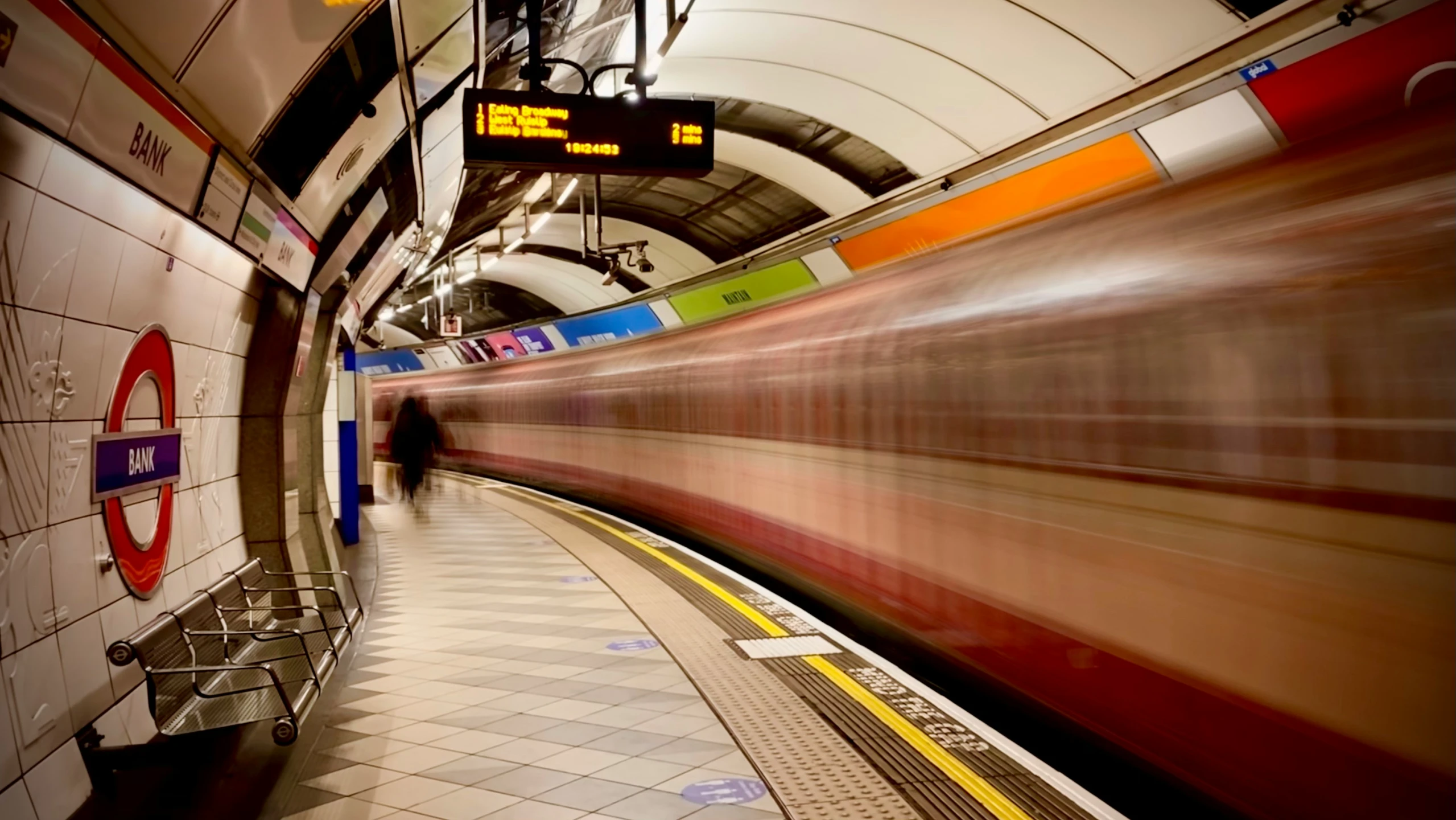 a subway platform with people on either side