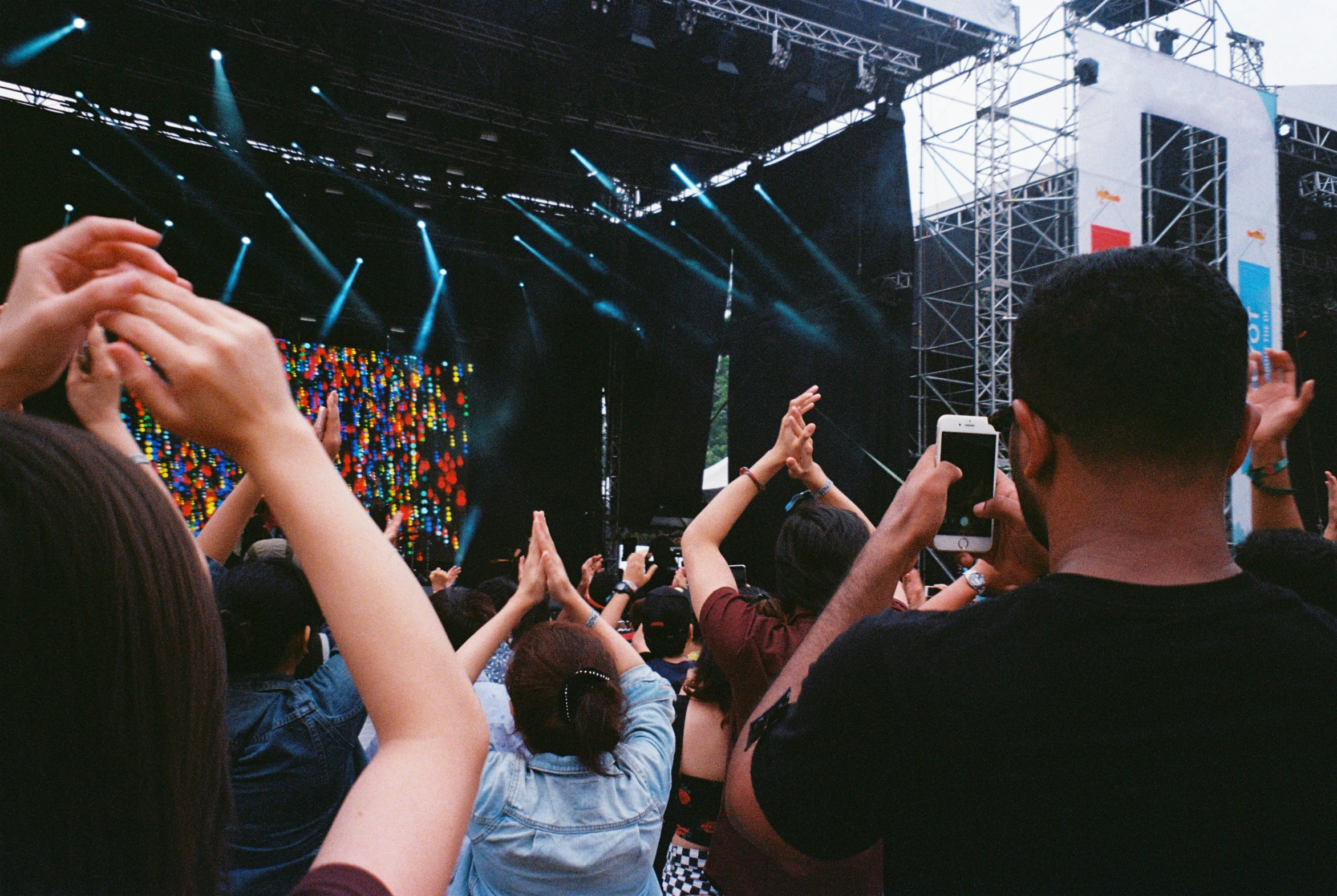 the crowd of people are doing soing with their hands