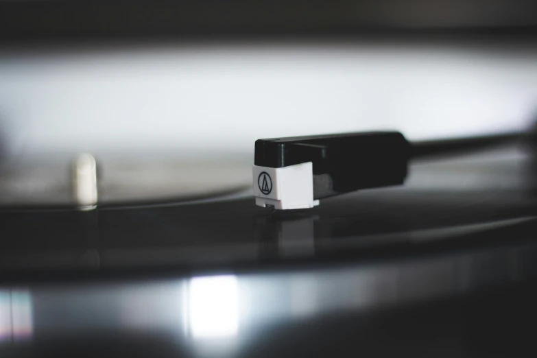 a turntable with the top of it being held to a speaker