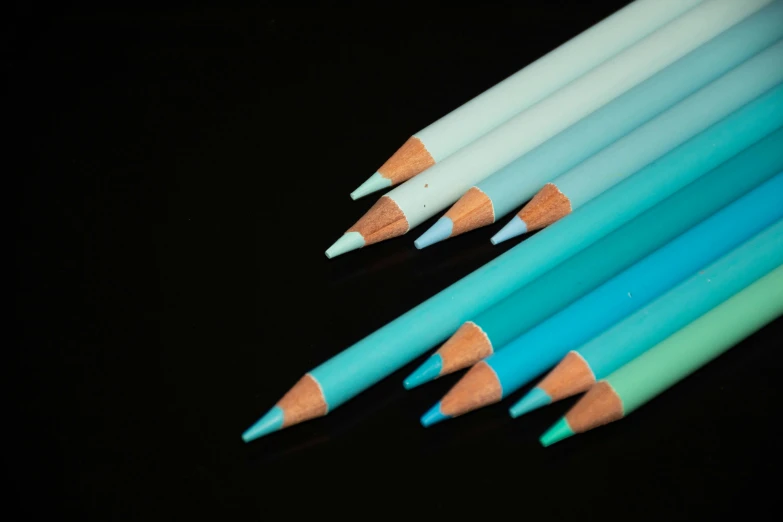 four blue and five orange pencils with a tip