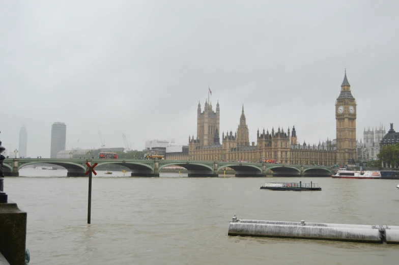 water surrounds the area where the london bridge crosses