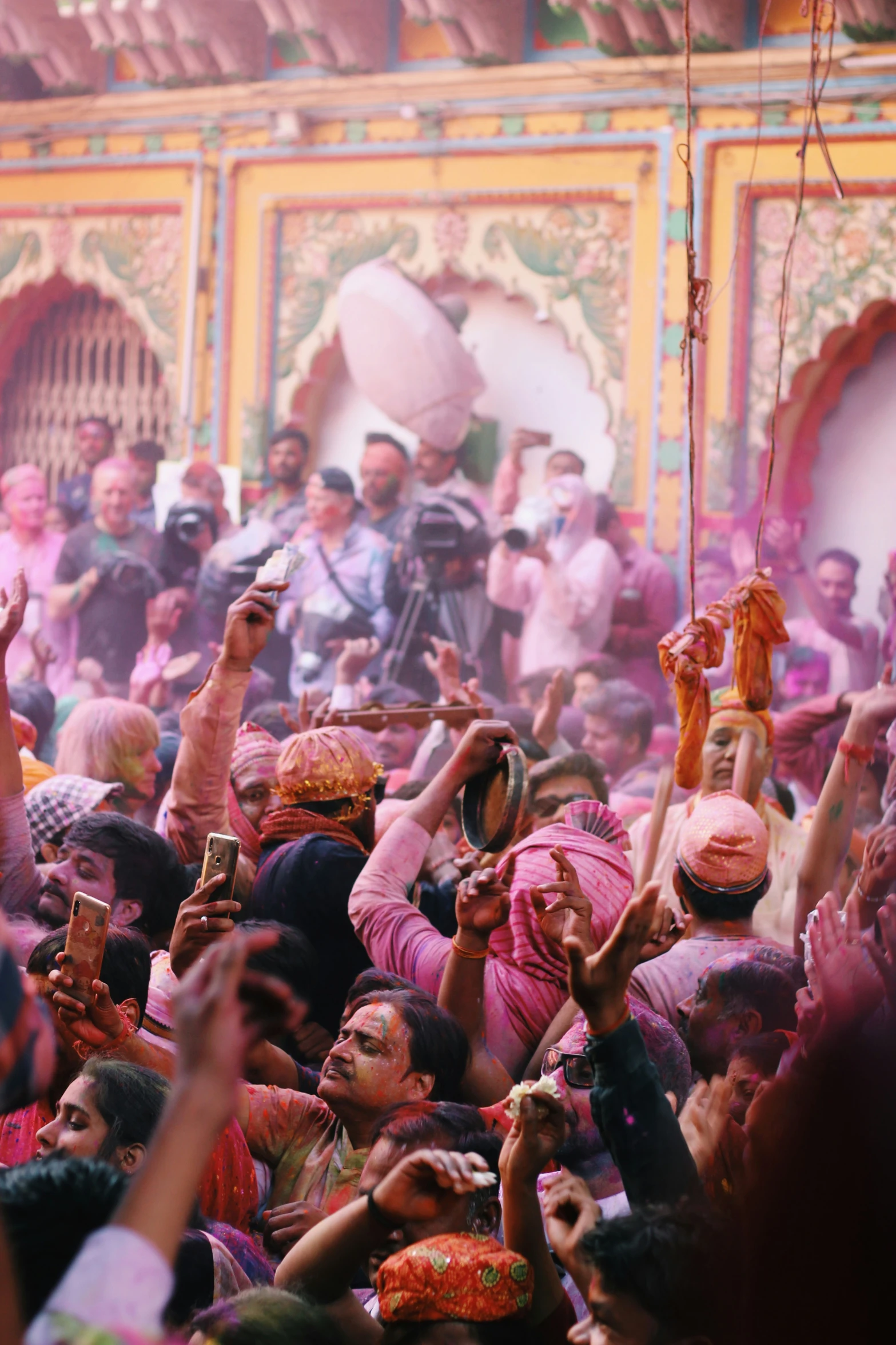 a crowd of people all having their picture taken with mobile phones