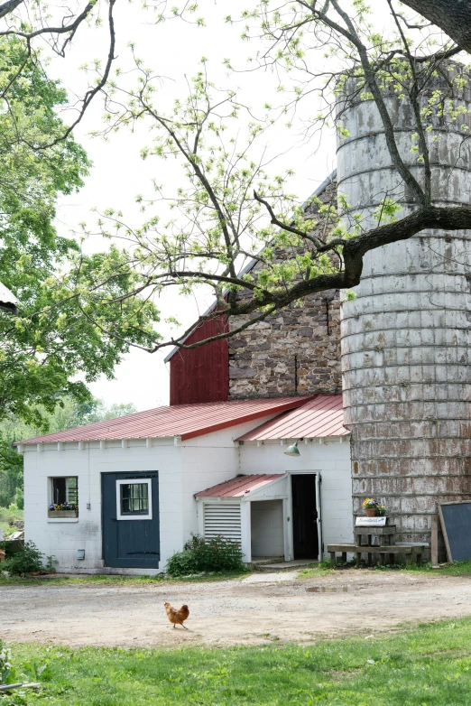 an outdoor barn style building sitting in the country