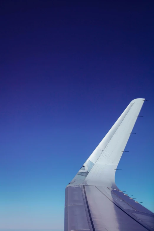 the view from an airplane window looking out on the wing