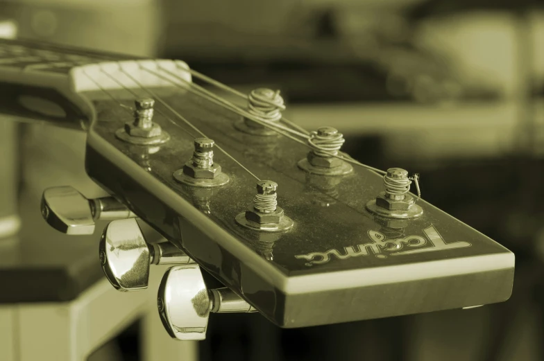 the neck of a guitar with s on it