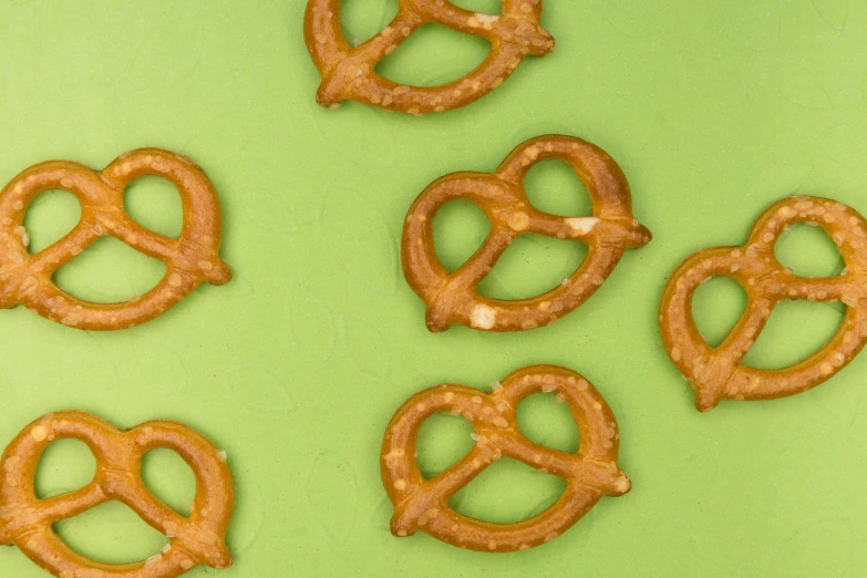 five pretzel shaped rings are on the table