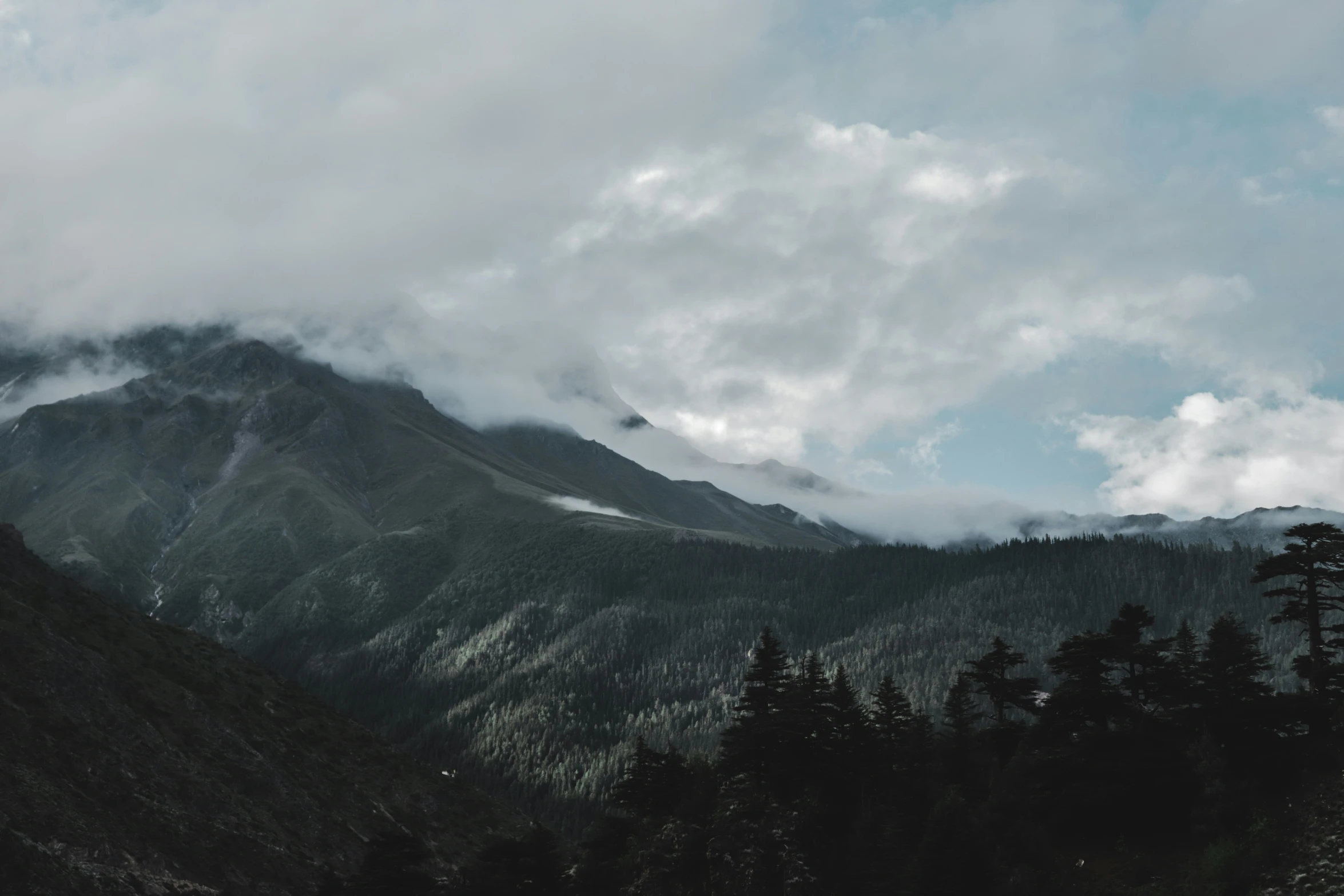 this is the side of a mountain that looks like it has snow on it