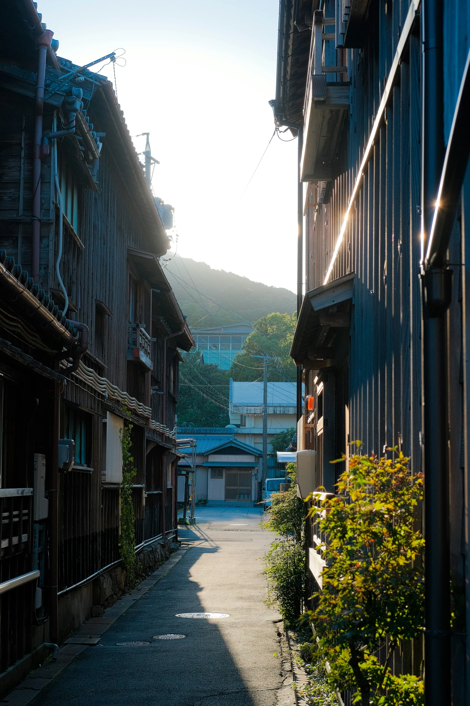 a narrow street in front of some buildings