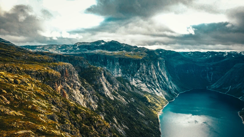 a boat is docked at the edge of a large cliff