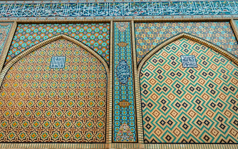 an intricate arabic wall with patterns painted on it