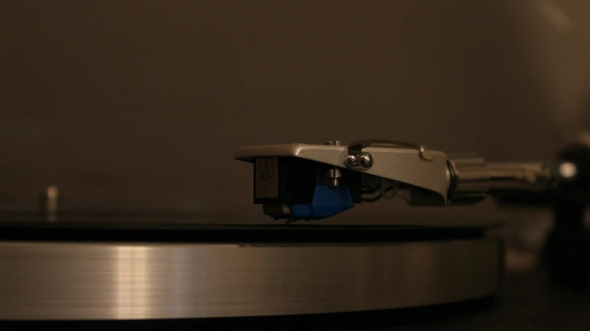 a close up of a turntable with an extension on it