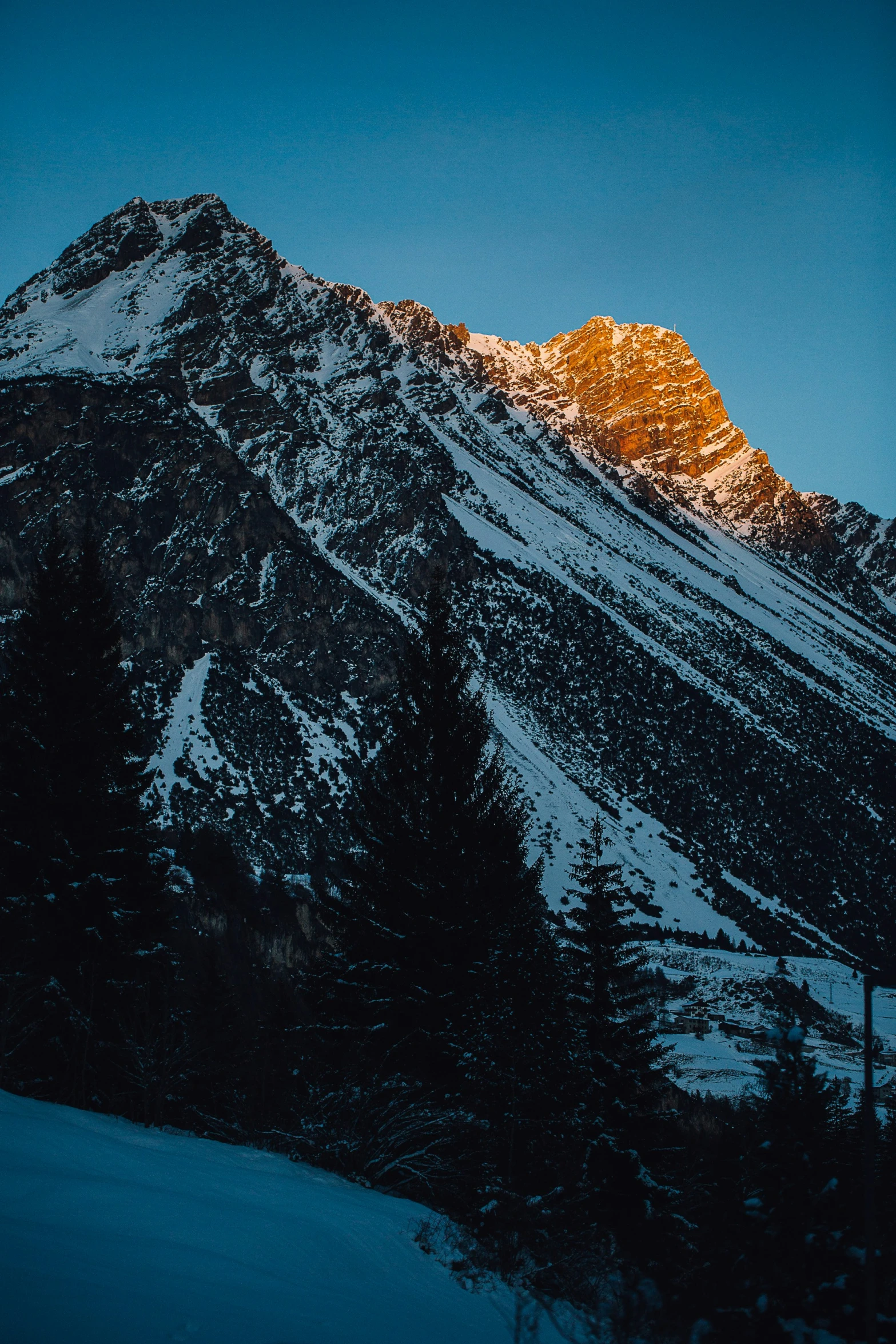 mountains with a ski lift on them are shown