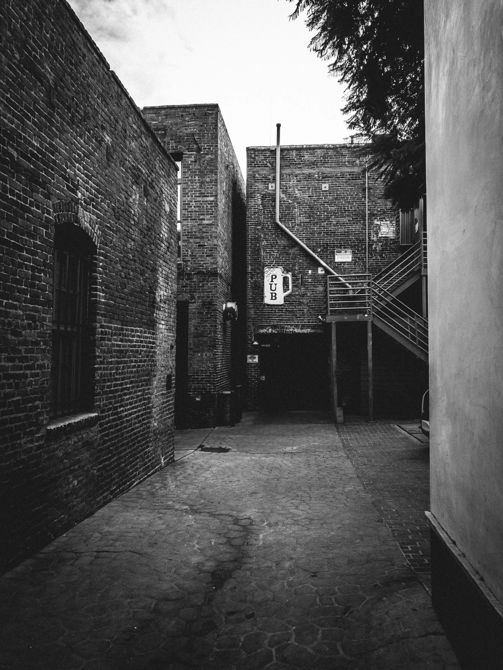 an empty alley in the dark