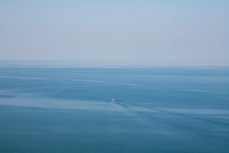 a boat in the water is heading towards shore