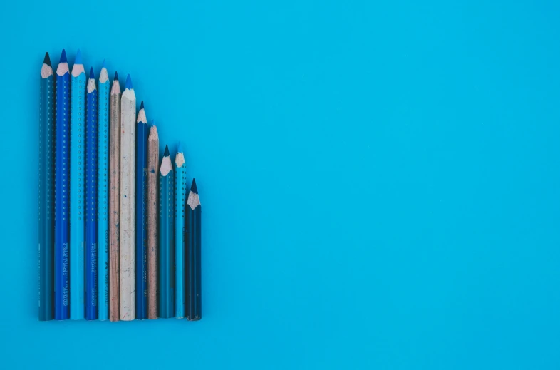 some pencils arranged in the shape of an upside down triangle