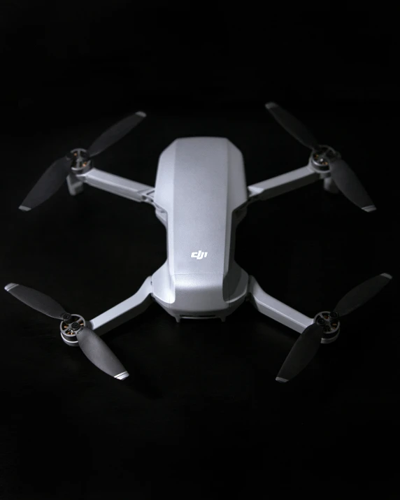 the white propeller of the white smart quad