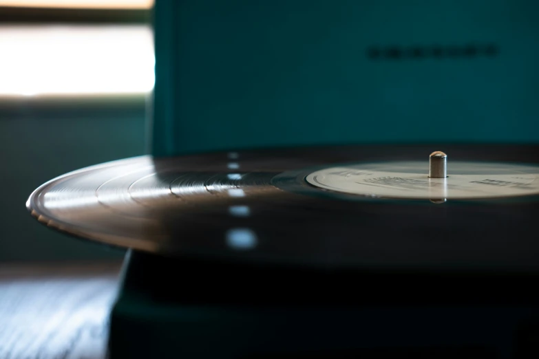 an old record player is turned off on the turntable