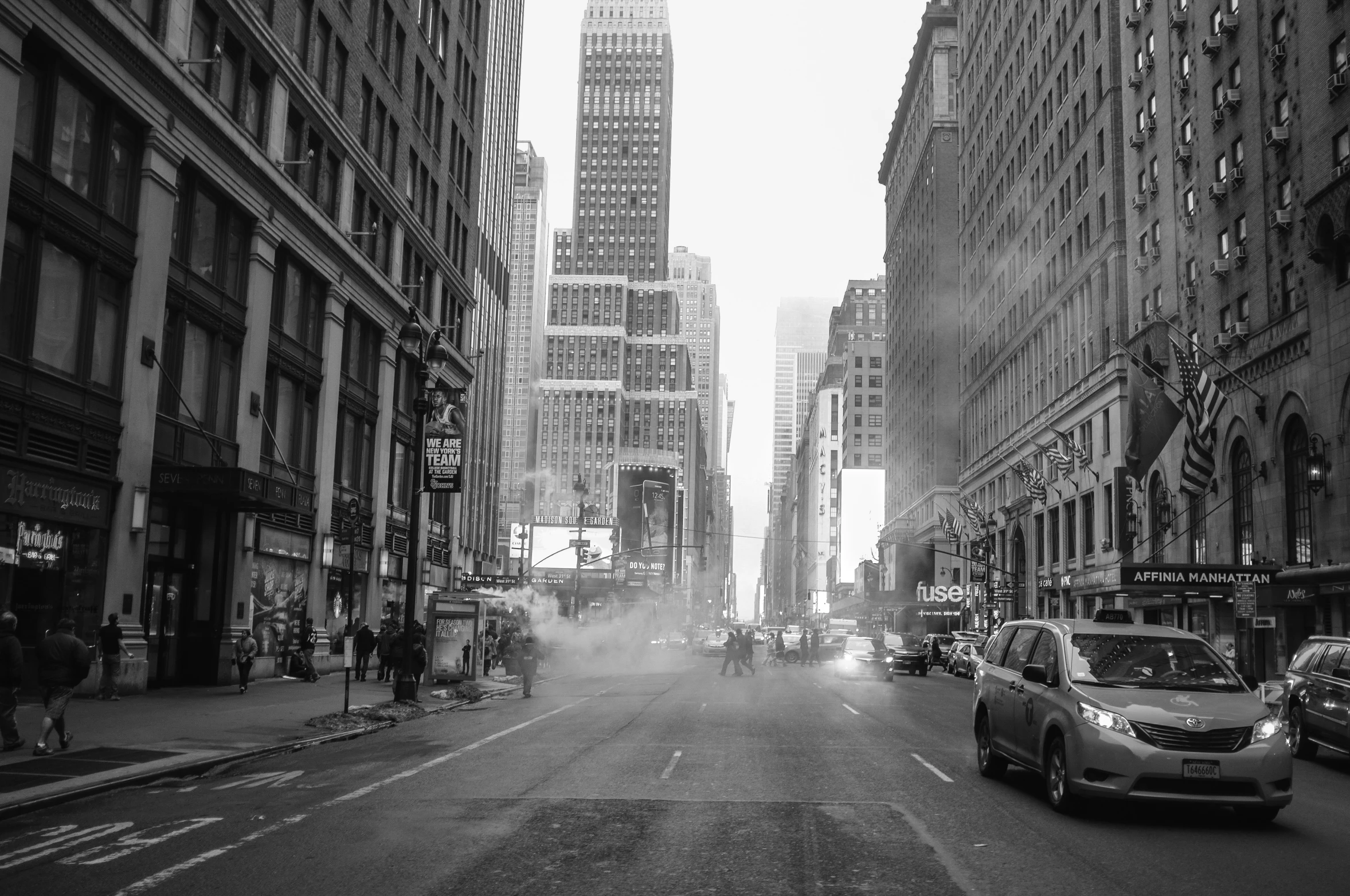 the cars are stopped in the traffic jam in the city